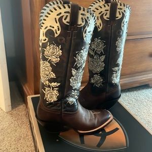 Size 8B Ariat Callie boots.